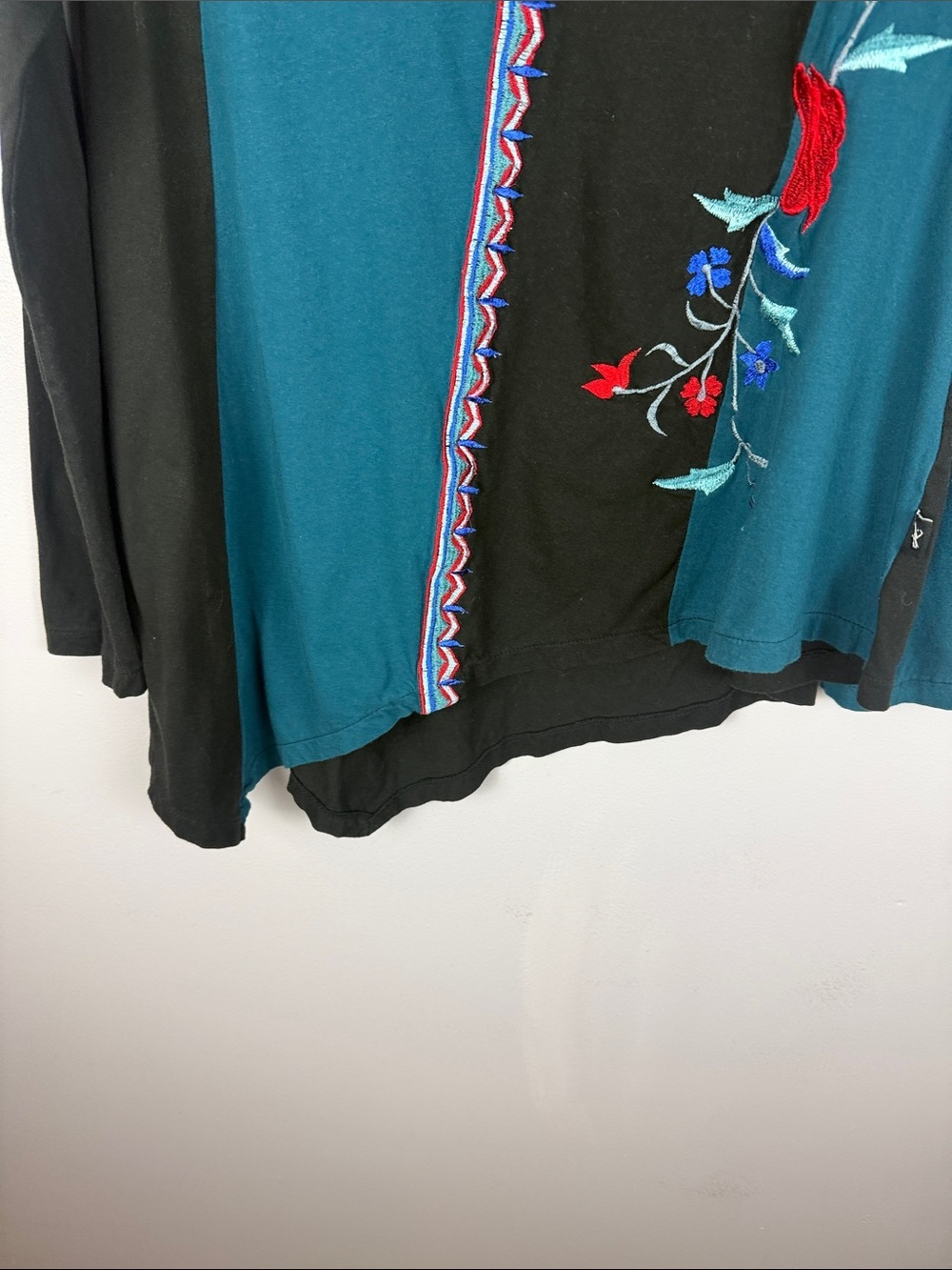 Leopards & Roses Cotton Embroidered Colorblock Asymmetric Long Sleeve Top L - Picture 10 of 15
